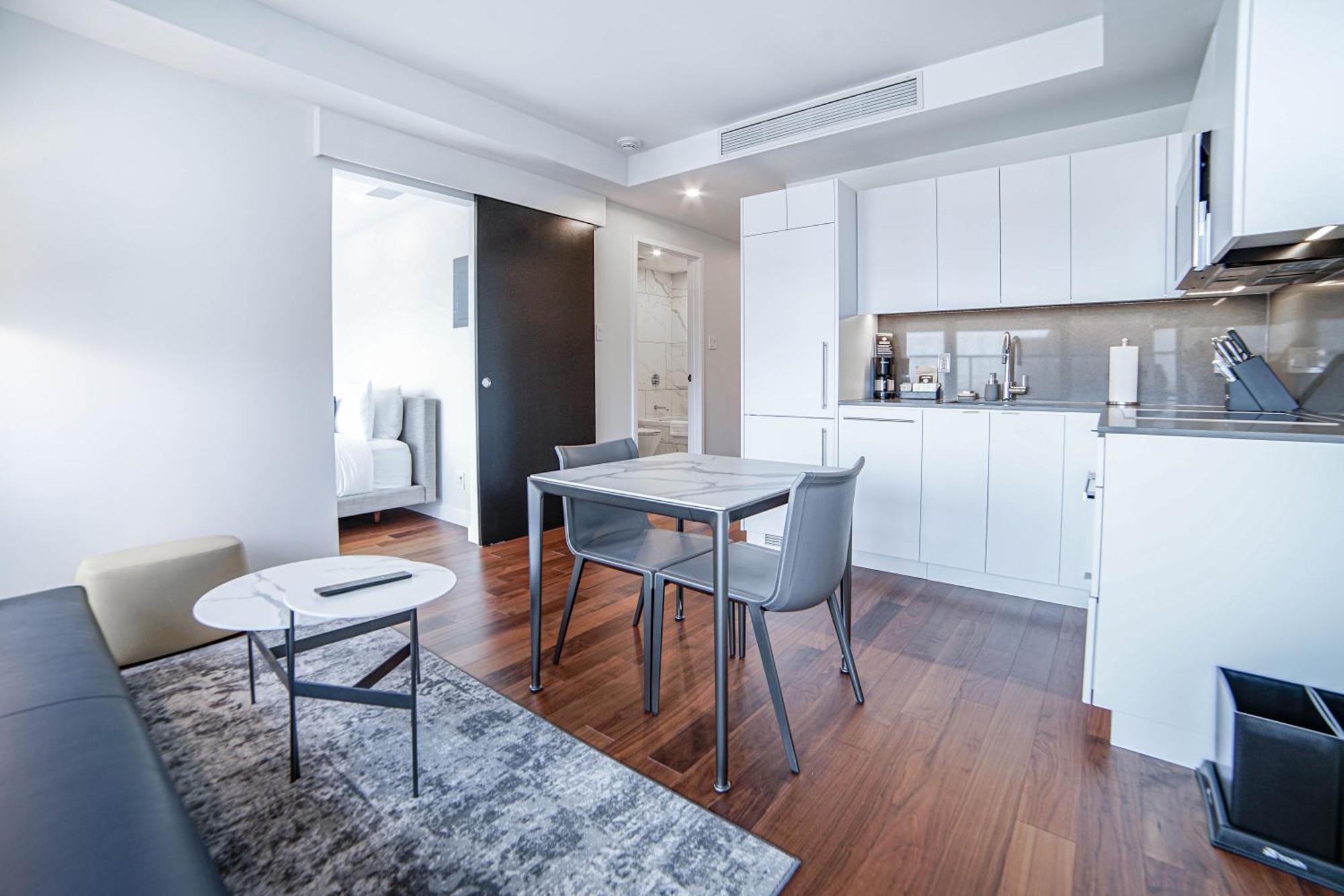 Award-winning One-bedroom At Telus Sky Appartement *